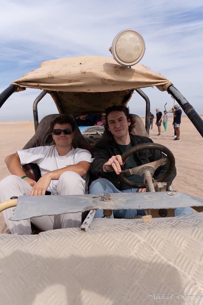 Maxence et Valentin en buggy dans le désert égyptien